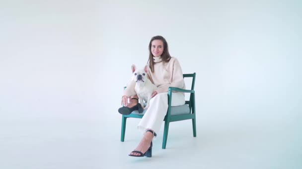 Veselá Mladá Dáma Pleteném Svetru Bílých Kalhotách Sedí Židli Svým — Stock video