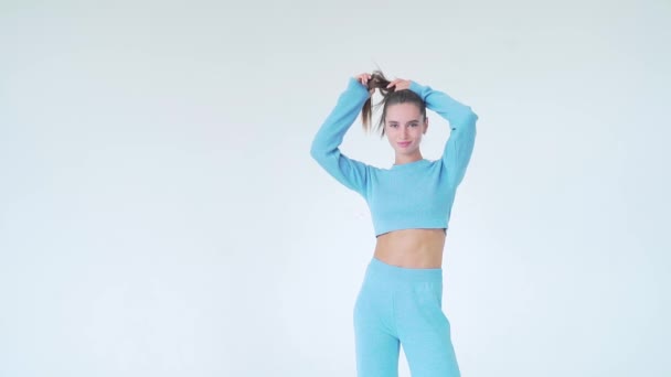 Portret Młodej Atrakcyjnej Modelki Naturalnymi Długimi Włosami Niebieskich Ubraniach Białym — Wideo stockowe