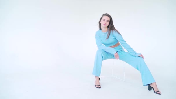 Helaftens Portrett Profesjonell Motemodell Stilig Blå Dress Som Poserer Kamera – stockvideo