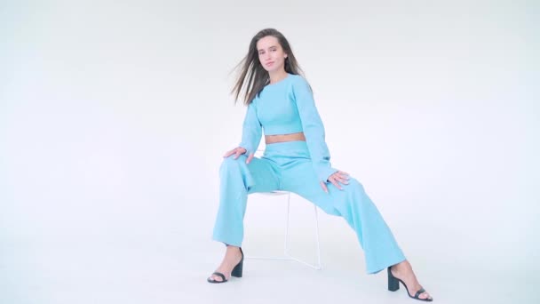Professioneel Modemodel Stijlvol Blauw Pak Poserend Camera Studio Geïsoleerd Witte — Stockvideo