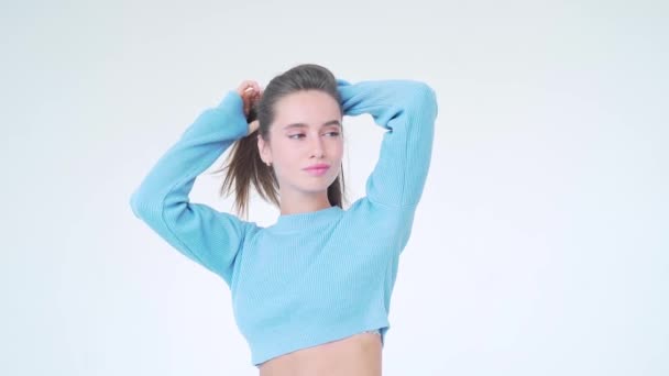Retrato Una Joven Modelo Atractiva Mujer Con Pelo Largo Natural — Vídeos de Stock