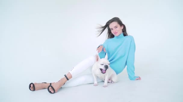 Jovem Encantadora Camisola Azul Calças Brancas Saltos Altos Sentados Chão — Vídeo de Stock