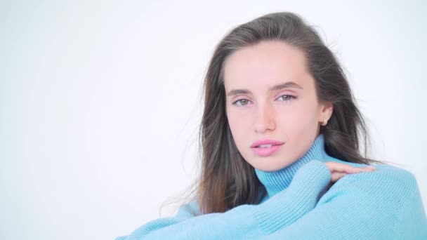 Beyaz Arka Planda Genç Çekici Bir Kadının Portresi Güzel Bir — Stok video