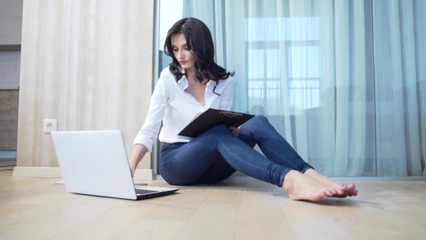 Studentka Sedí Podlaze Místnosti Pracuje Notebookem Dokumenty Dálkové Online Učení — Stock video