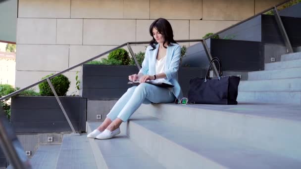 Güzel Esmer Otobüslü Kadın Merdivenlerde Oturuyor Dizüstü Bilgisayarda Yazıyor Cep — Stok video