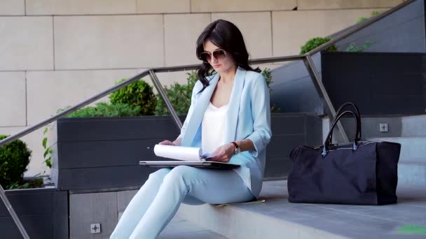 Krásná Brunetka Busines Žena Sedí Schodech Psaní Notebook Pomocí Mobilního — Stock video