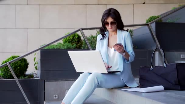 Krásná Brunetka Busines Žena Sedí Schodech Psaní Notebook Pomocí Mobilního — Stock video