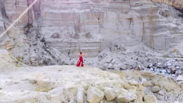 Hombre Guapo Con Torso Desnudo Hermosa Mujer Vestido Rojo Largo — Vídeo de stock