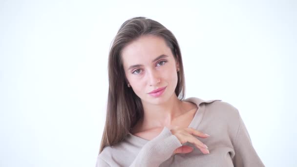 Zblízka Portrét Mladé Atraktivní Ženy Bílém Pozadí Tvář Krásné Módní — Stock video