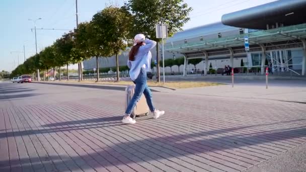 Wesoła Młoda Kobieta Letniej Czapce Okularach Przeciwsłonecznych Walking Airport Walizką — Wideo stockowe