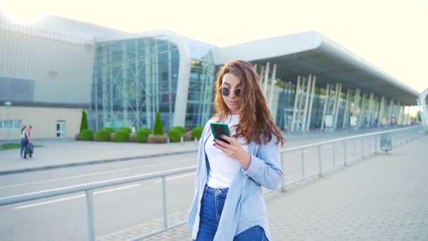 Cestování Hipster Dívka Student Turistické Procházky Kufrem Smartphone Ruce Používá — Stock video