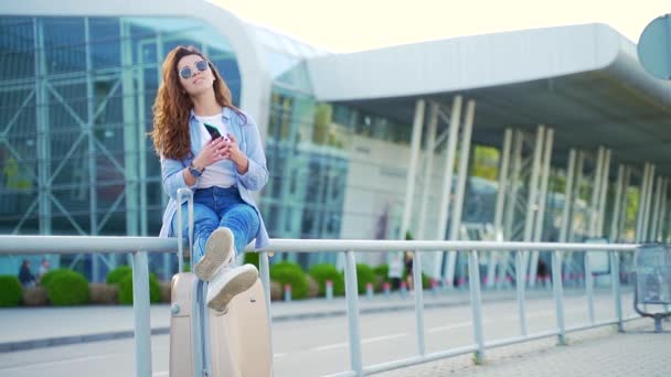 Mujer Atractiva Gafas Sol Traje Casual Usando Smartphone Mientras Espera — Vídeo de stock