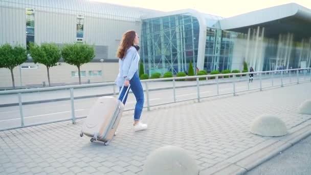 在城市背景下 年轻时髦的女嬉皮士旅行家提着手提箱赶往机场或汽车站火车时迟到了 女旅游学生匆忙地沿街跑着 — 图库视频影像