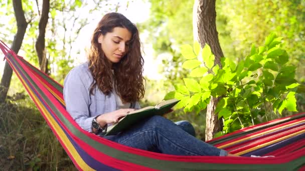 Jovem Encantadora Com Cabelo Escuro Deitado Rede Colorida Parque Verão — Vídeo de Stock