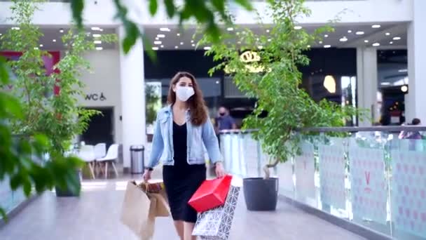 Mujer Joven Feliz Máscara Médica Caminando Centro Comercial Con Montón — Vídeos de Stock