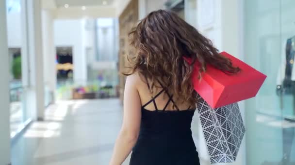 상점에서 성공적으로 쇼핑을 머리카락을 여자가 가방을 즐거움으로 뛰어오르고 지상주의와 구매의 — 비디오