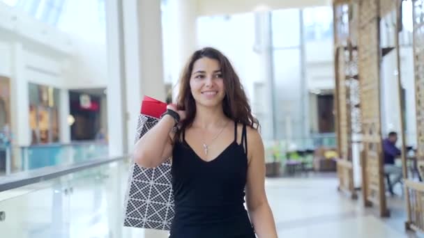 Alışveriş Merkezinin Önünde Duran Alışveriş Torbaları Taşıyan Kameraya Gülümseyen Neşeli — Stok video