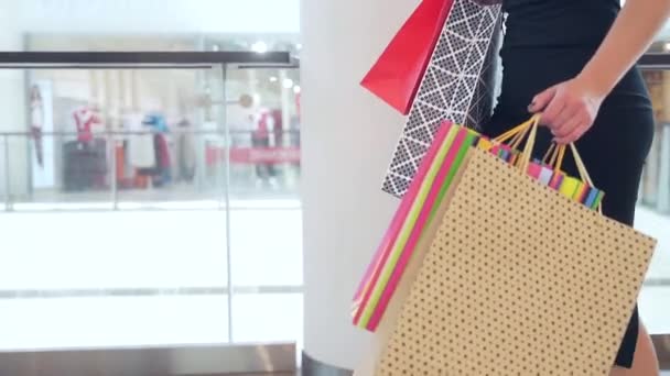 Close Cliente Feminino Saia Preta Desfrutar Compras Shopping Senhora Feliz — Vídeo de Stock