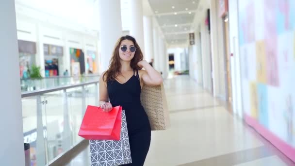 Senhora Alegre Vestido Preto Elegante Carregando Sacos Compras Coloridos Enquanto — Vídeo de Stock