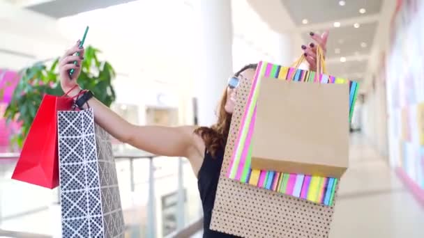 Retrato Jovem Feliz Sorrindo Shopaholic Mulher Alegremente Fazendo Selfie Por — Vídeo de Stock