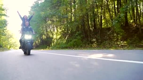 年轻夫妇在森林路上骑摩托车 — 图库视频影像