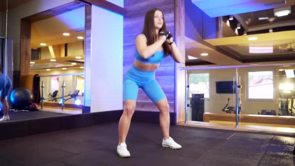 Pasuje Piękna Kobieta Ciemnymi Włosami Ubrana Niebieską Bluzkę Szorty Ćwiczące — Wideo stockowe