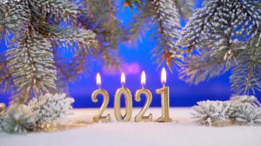 Kapatın. Yeni yıl tarihi altın mumlar yanıyor 2021