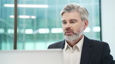 İş yerindeki bir dizüstü bilgisayarda çalışan kendinden emin bir iş adamı. Takım elbiseli bir girişimci bilgisayarda yazı yazıyor, müşteriye mesaj atıyor, internette sohbet ediyor ya da projeyle meşgul. Kapat.