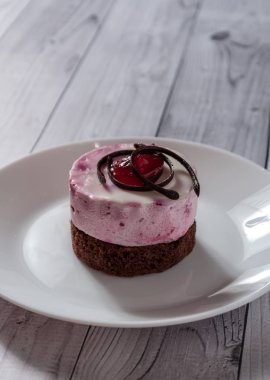 Taze kiraz kek hafif ahşap arka plan şekli yuvarlak. Bisküvi kek ahşap bir masa üzerine