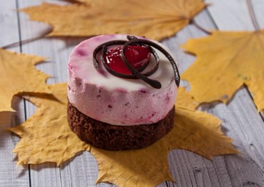 Taze kiraz kek hafif ahşap arka plan şekli yuvarlak. Bisküvi kek ahşap bir masa üzerine