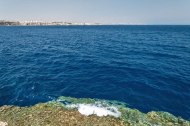 Mısır'daki Sina Dağları ile Kızıldeniz kıyısında.