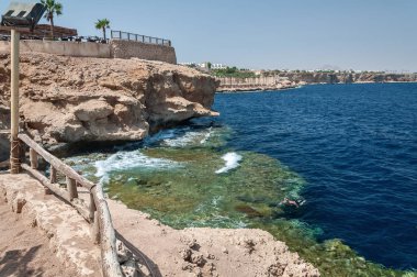 Mısır'daki Sina Dağları ile Kızıldeniz kıyısında.