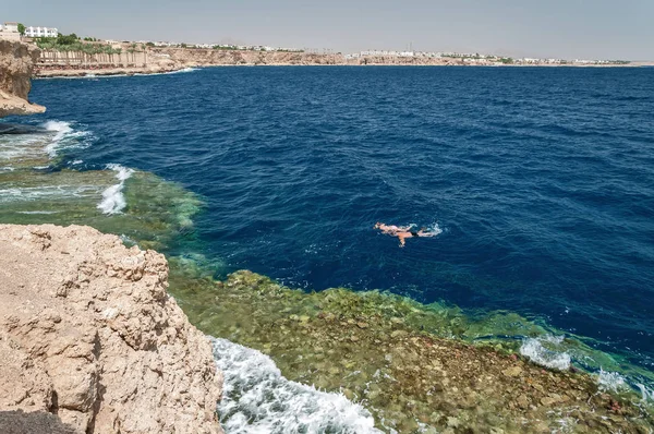 Mısır'daki Sina Dağları ile Kızıldeniz kıyısında.