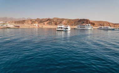 Sina dağlar ve Mısır'daki Kızıl denizin pitoresk manzaralar. Kızıl deniz tekne gezisine.