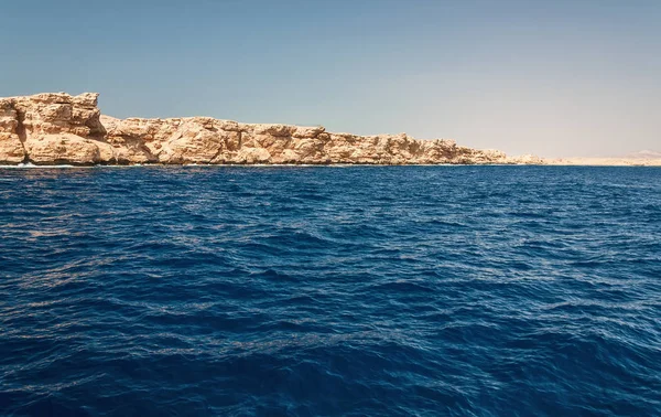 Montagne del Sinai e paesaggi pittoreschi del mare rosso in Egitto. Gita in barca sul mare rosso — Foto Stock