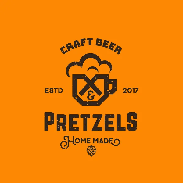 Birra artigianale e pretzel astratto vettoriale Retro Simbolo o logo Template. Vintage Typography Premium segno con texture Shabby. Vetro con schiuma ed emblema creativo Bagel . — Vettoriale Stock