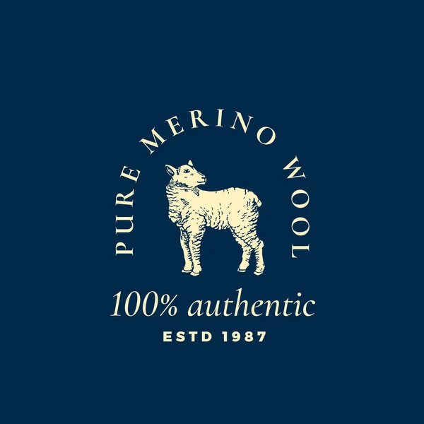 Pura lana de merino signo vectorial abstracto, símbolo o plantilla de logotipo. Sillhouette de cordero dibujado a mano con tipografía retro. Vintage emblema de vectores de lujo . — Vector de stock