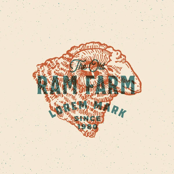 Retro Yazdırma Efekti Ram Çiftliği Soyut Vektör İşareti, Sembol veya Logo Şablonu. Typography ve Shabby Doku ile el çizimi Ram Head Sillhouette. Antika Amblem veya Damga. — Stok Vektör