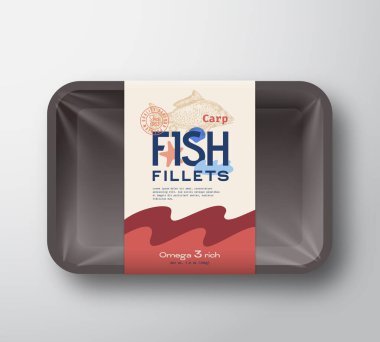 Balık fileto paketi. Soyut Vektör Balık Plastik Tepsi kabı ve selofan kapağı. Paketleme Tasarım Etiketi. Modern Tipografi El Çizimi Ayna Sazanı Silüeti Renkli Elementlerin Düzeni.
