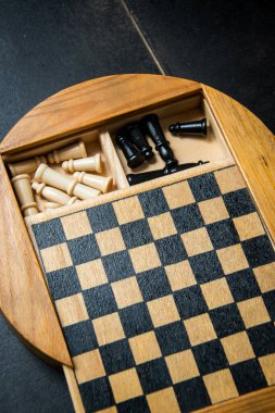 Her jetonun görülebildiği yerde küçük bir satranç açıldı.