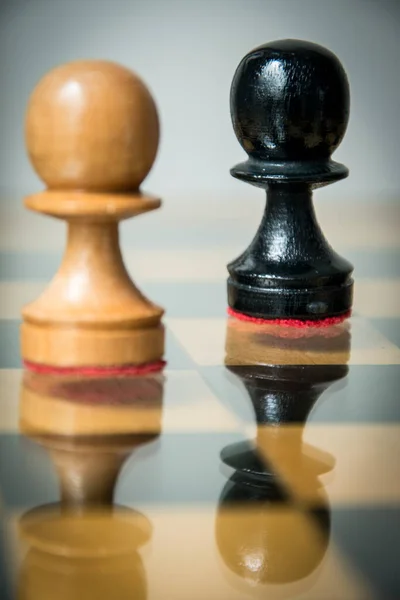 Šachové Žetony Skleněném Povrchu Různé Barvy — Stock fotografie