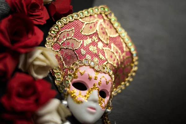 Roze Gouden Masker Een Houten Oppervlak — Stockfoto