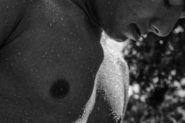 Gölgeli genç erkek vücudu  