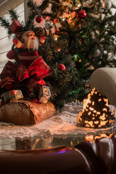 Juguete Navidad Santa Claus Árbol Navidad Con Las Luces Encendidas — Foto de Stock