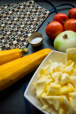 Kabak ve diğer sebzeler mutfak masasında. 