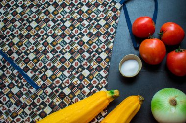Siyah masada sebzeli bir önlük. 