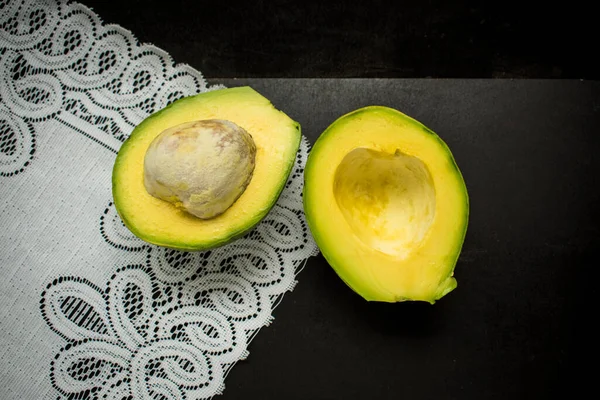 Avocado Fresco Tavolo Legno Con Tovaglia Bianca — Foto Stock