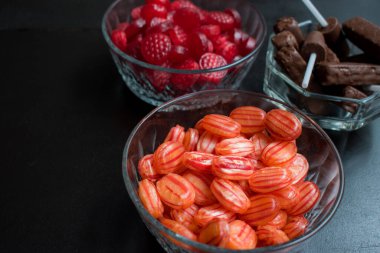 Cadılar bayramı için hazırlanmış lezzetli çikolatalar ve şekerler masada. 