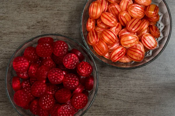 Cadılar bayramı için hazırlanmış lezzetli çikolatalar ve şekerler masada. 