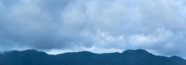 Paysage Sombre Des Montagnes Ciel Nuageux Avec Peu Brouillard — Photo